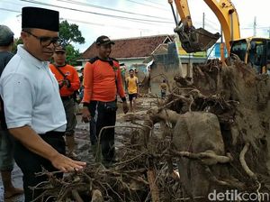 Kunjungi Korban Banjir Bandang, Ini Kata Bupati Anas Kunjungi Korban Banjir Bandang, Ini Kata Bupati Anas