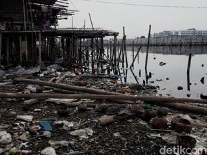 Masih Banyak Sampah Berserakan di Kawasan Pantai Marunda Masih Banyak Sampah Berserakan di Kawasan Pantai Marunda