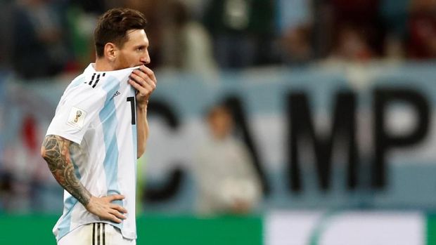 Lionel Messi muram setelah Argentina dikalahkan Kroasia. 