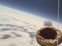 Sepotong Kue Puding Diluncurkan ke Luar Angkasa Tapi Hilang Lenyap