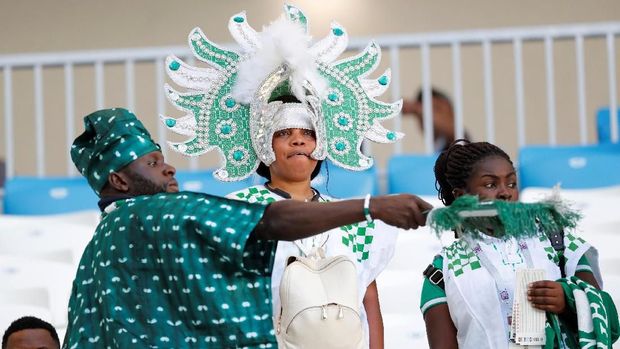 Suporter Nigeria mengenakan kostum unik saat mendukung timnya melawan Islandia.