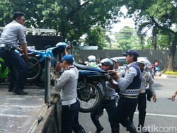 Dishub Angkut Motor yang Parkir di Trotoar Depan Gedung DPRD DKI