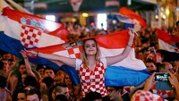 Senyum bahagia dari suporter cantik ini menjadi ekspresi kebahagiaan kemenangan timnas Kroasia. Antonio Bronic/Reuters.