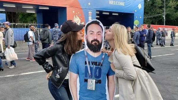 Dilarang Istri Nonton Piala Dunia, Pria Ini Menyamar Jadi Kardus