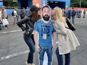 Dilarang Istri Nonton Piala Dunia, Pria Ini Menyamar Jadi Kardus