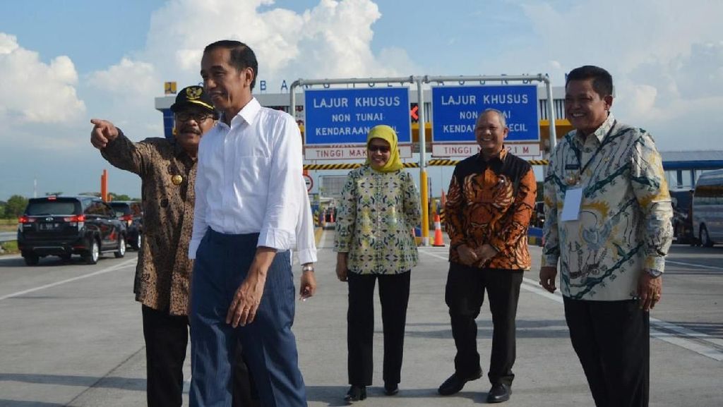 Berkemeja Putih, Jokowi Resmikan Tol Gempol-Pasuruan Seksi II Berkemeja Putih, Jokowi Resmikan Tol Gempol-Pasuruan Seksi II