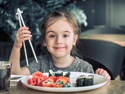 Kalau Ingin si Kecil Tumbuh Cerdas, Rutinlah Sajikan Ikan