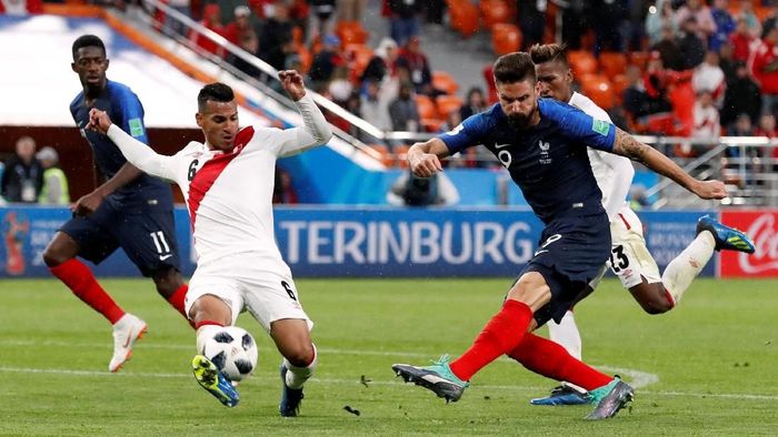 Prancis mengalahkan Peru 1-0 untuk memastikan lolos ke 16 besar Piala Dunia 2018. (Foto: Damir Sagolj/Reuters) Prancis mengalahkan Peru 1-0 untuk memastikan lolos ke 16 besar Piala Dunia 2018. (Foto: Damir Sagolj/Reuters)