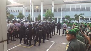 Foto: Pengamanan Ketat Jelang Vonis Aman Abdurrahman