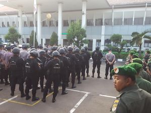 Foto: Pengamanan Ketat Jelang Vonis Aman Abdurrahman