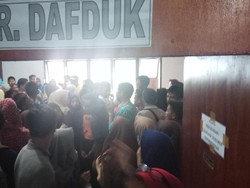 Lengkapi Berkas, Ratusan Pendaftar SMA Antre di Disdukcapil Maros