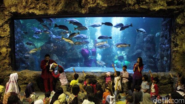 Keren! Rayakan HUT DKI Jakarta Ada Ondel-ondel di Dalam Air