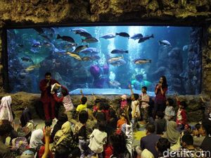 Keren! Rayakan HUT DKI Jakarta Ada Ondel-ondel di Dalam Air