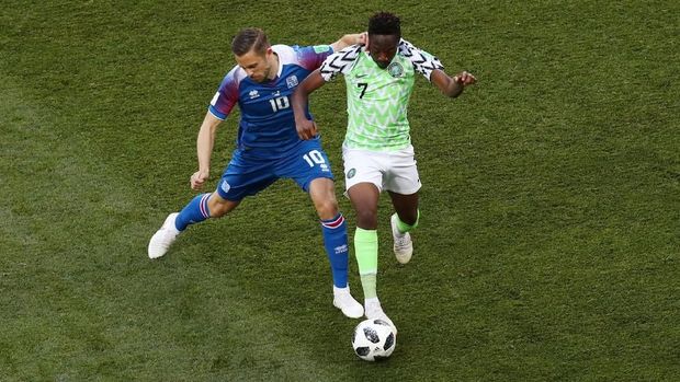 Pemain timnas Islandia Gylfi Sigurdsson berduel dengan pemain Nigeria Ahmed Musa, di Volgograd Arena, Volgograd, Rusia, 22 Juni.