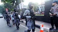 Foto: Polisi Bersenjata Jaga Sidang Vonis Aman