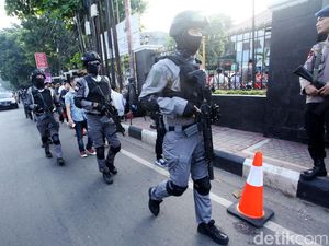 Foto: Polisi Bersenjata Jaga Sidang Vonis Aman Foto: Polisi Bersenjata Jaga Sidang Vonis Aman
