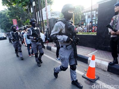 Foto: Polisi Bersenjata Jaga Sidang Vonis Aman