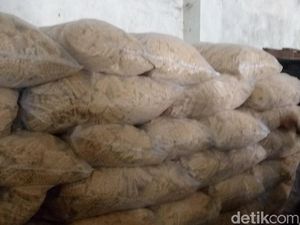 Polisi Buru Pemasok Bahan Baku Mi Instan Kedaluwarsa Polisi Buru Pemasok Bahan Baku Mi Instan Kedaluwarsa