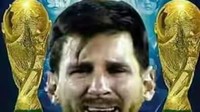 Pada 2016, Messi sempat memutuskan pensiun karena gagal membawa Argentina juara Copa America dua kali beruntun. Jika tersingkir di Piala Dunia 2018, apakah keputusan serupa diambil lagi oleh Messi? Tunggu saja pengumumannya ya. (Foto: Twitter @Footyjokes)