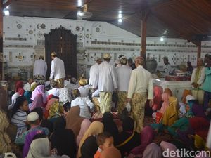 Peziarah Serbu Tradisi Grebeg Syawal Keraton Kanoman Cirebon Peziarah Serbu Tradisi Grebeg Syawal Keraton Kanoman Cirebon