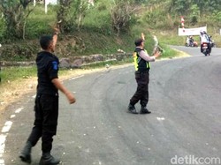 Kisah Polisi Sukabumi Bantu Mobil Ngesot di Tanjakan Cikidang