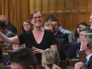 Ketika Menteri Kanada Menyusui Bayinya di Tengah Rapat Parlemen