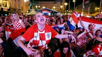 Bermain imbang di babak pertama, laga pertandingan Kroasia kontra Argentina makin panas setelah Ante Rebic membuka keunggulan Kroasia di babak kedua. Para suporter pun semakin bersemangat mendukung timnas Kroasia. Antonio Bronic/Reuters.