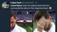 Messi sendiri seolah tidak mendapat bantuan rekan-rekannya di Argentina. Messi sepertinya paham betul akan hal ini, sampai-sampai sebelum laga sudah menutup matanya karena malu. (Foto: Twitter @FootballStuff)