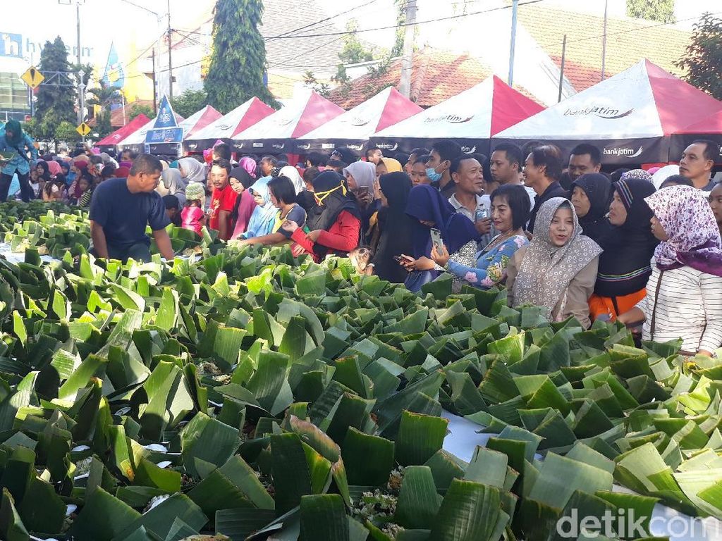 Ribuan Warga Madiun Berburu 16.825 Pincuk Nasi Pecel Gratis Ribuan Warga Madiun Berburu 16.825 Pincuk Nasi Pecel Gratis