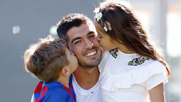 Foto-foto Ini Bukti Luis Suarez Sosok Ayah yang Penyayang