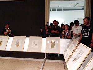 Pameran Seni 57 x 76 Ajak Pengunjung Adu Muka Bukan Adu Punggung Pameran Seni 57 x 76 Ajak Pengunjung Adu Muka Bukan Adu Punggung