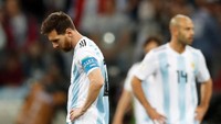 Argentina kalah 0-3 dari Kroasia di Nizhny Novgorod Stadium, Jumat (22/6/2018) dalam laga kedua Grup D Piala Dunia 2018, yang membuat kans Albiceleste ke 16 besar menipis. Messi terlihat tertunduk lesu usai pertandingan. (Foto: Matthew Childs/Reuters)