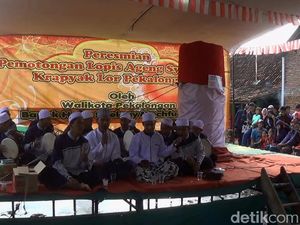 Hebohnya Pesta Kue Lopis Raksasa di Pekalongan