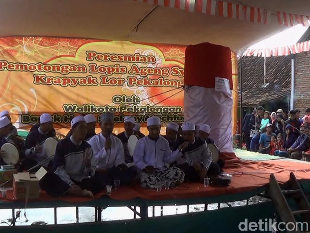 Hebohnya Pesta Kue Lopis Raksasa di Pekalongan Hebohnya Pesta Kue Lopis Raksasa di Pekalongan