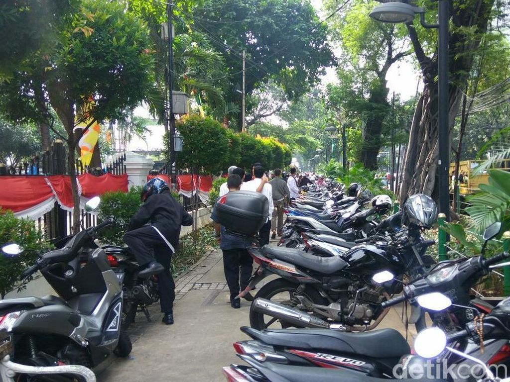 Trotoar di Depan Gedung DPRD DKI Mendadak Jadi Parkiran Motor Trotoar di Depan Gedung DPRD DKI Mendadak Jadi Parkiran Motor
