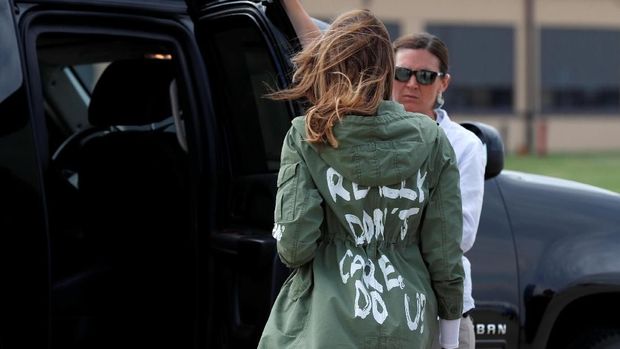 Melania Trump mengenakan jaket ‘I Really Don’t Care, Do U?’ kala mengunjungi anak-anak imigran.