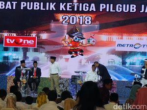 Momen Keakraban 4 Paslon di Panggung Final Debat Pilgub Jabar Momen Keakraban 4 Paslon di Panggung Final Debat Pilgub Jabar