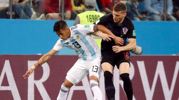 Maximiliano Meza masih dimainkan sebagai starter oleh Jorge Sampaoli. (