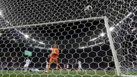 Belum sampai di situ, Argentina kembali kebobolan di menit ke-90. Ivan Rakitic memastikan Kroasia menang 3-0 di laga kedua Grup D Piala Dunia 2018. (Reuters/Ivan Alvarado.)