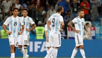 Adapun para pemain Argentina tampak kecewa dengan kekalahan tersebut, sebab kansnya lolos ke babak 16 besar menipis. (Reuters/Matthew Childs.)