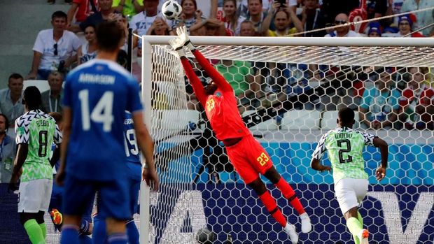 Kiper Francis Uzoho menepis tendangan bebas Sigurdsson.