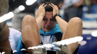 Bahkan ada juga seorang suporter tak kuasa menahan tangis. Reuters/Ivan Alvarado.
