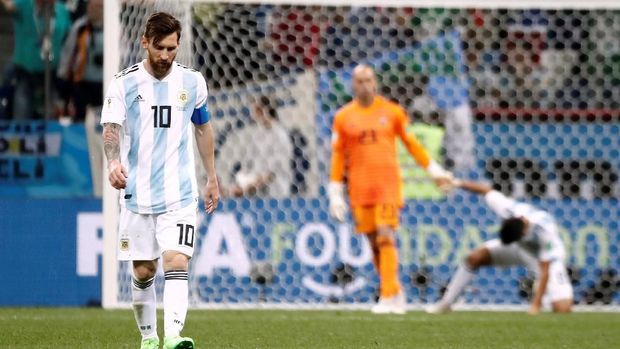 Di lini tengah Argentina, Lionel Messi tidak memiliki rekan-rekan yang hebat seperti di Barcelona.