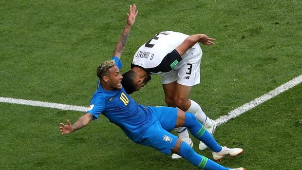 Neymar terlihat emosional dalam laga melawan Kosta Rika. Ia mendapatkan kartu kuning di babak kedua.