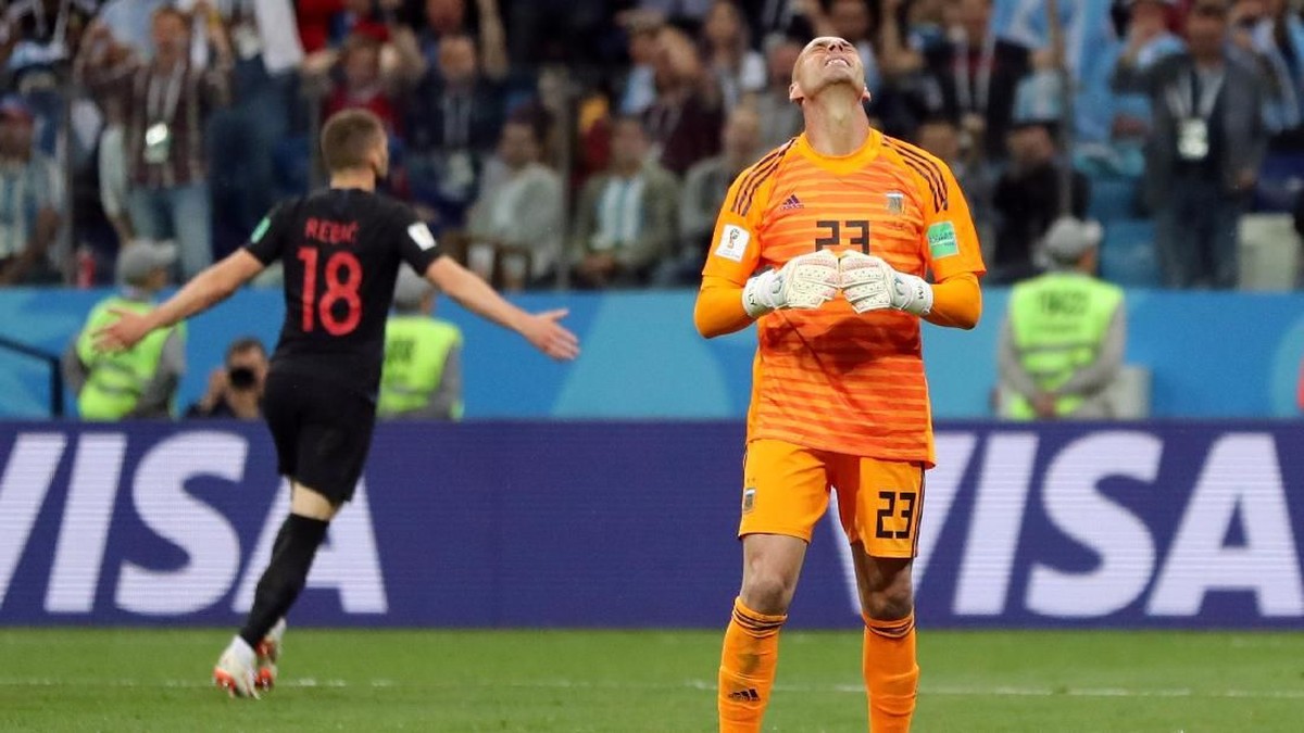 Willy Caballero membuat blunder yang berbuah gol untuk Kroasia saat Argentina kalah 0-3 di laga kedua Grup D Piala Dunia 2018 (Foto: Ivan Alvarado/Reuters)
