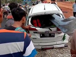 Di Pekalongan, Mobil Tabrak Pembatas Jalan dan Mobil Terbakar
