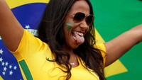 Mereka juga menghias wajah dengan tato bendera Brasil. REUTERS/Lee Smith.