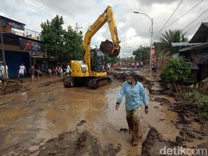 Banjir Bandang Akibatkan Akses Banyuwangi-Jember Terputus Banjir Bandang Akibatkan Akses Banyuwangi-Jember Terputus