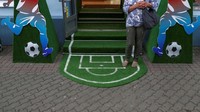 Sebuah toko suvenir di Kazan juga bersolek. Pintu masuk-keluar toko itu dibuat jadi seperti lapangan sepakbola. (Foto: Sergio Perez/Reuters)