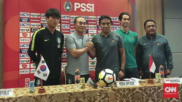 Bima Sakti (tengah) akan menjalani turnamen pertama sebagai pelatih kepala sebuah kesebelasan.